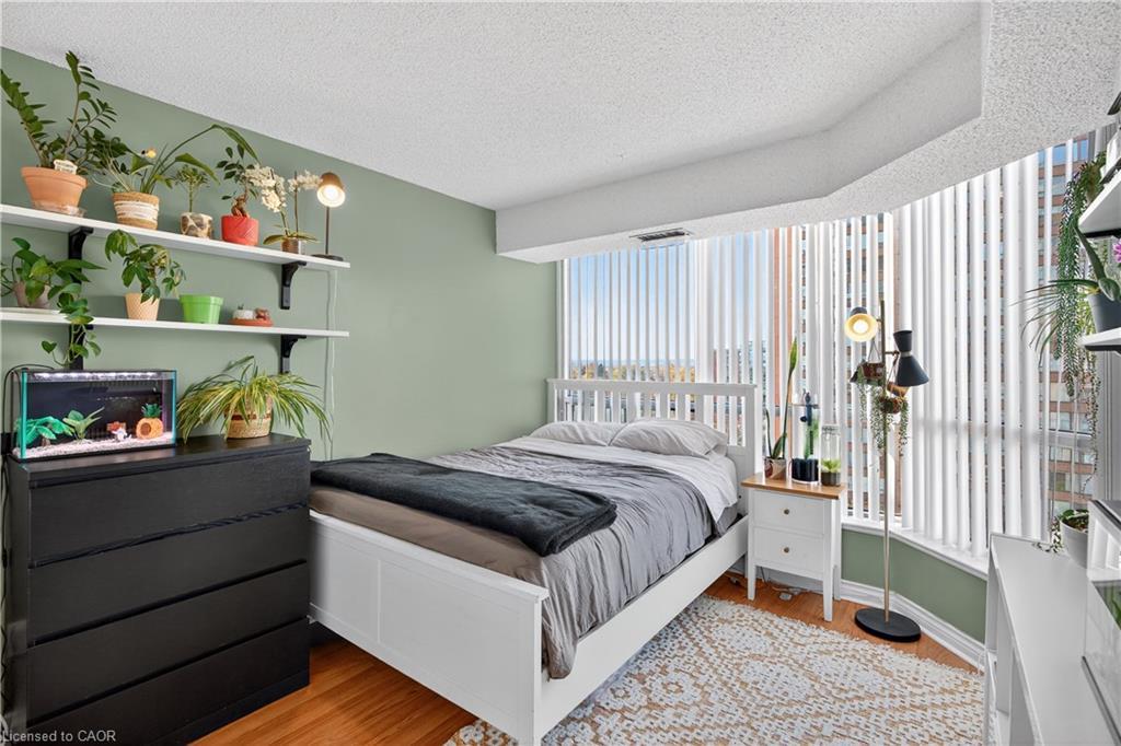 811-1276 Maple Crossing Boulevard, Burlington, ON - Indoor Photo Showing Bedroom