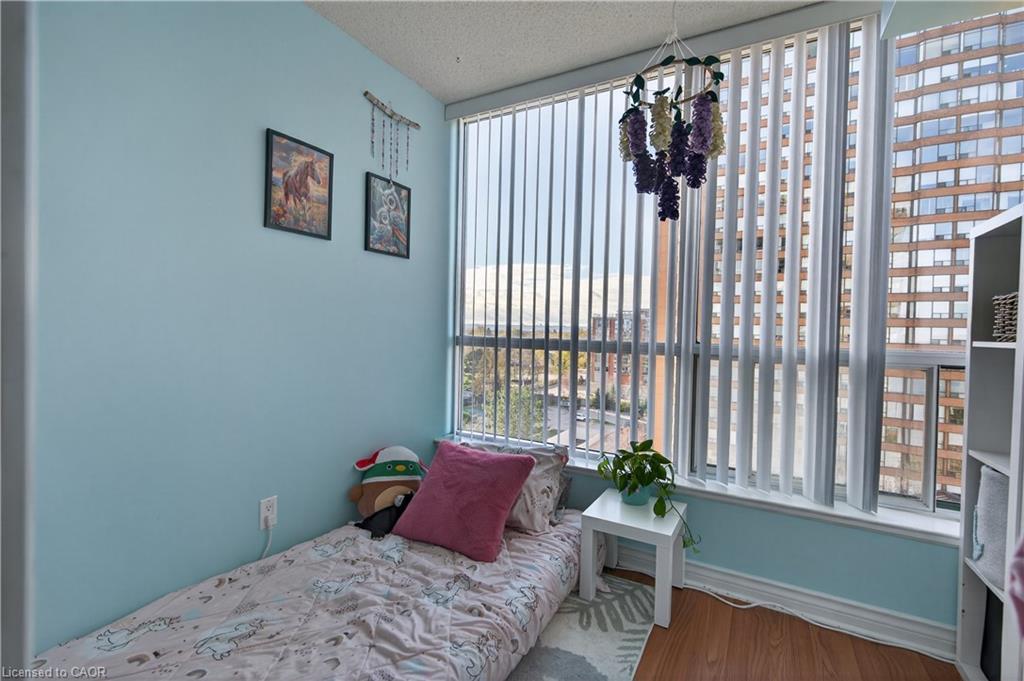 811-1276 Maple Crossing Boulevard, Burlington, ON - Indoor Photo Showing Bedroom