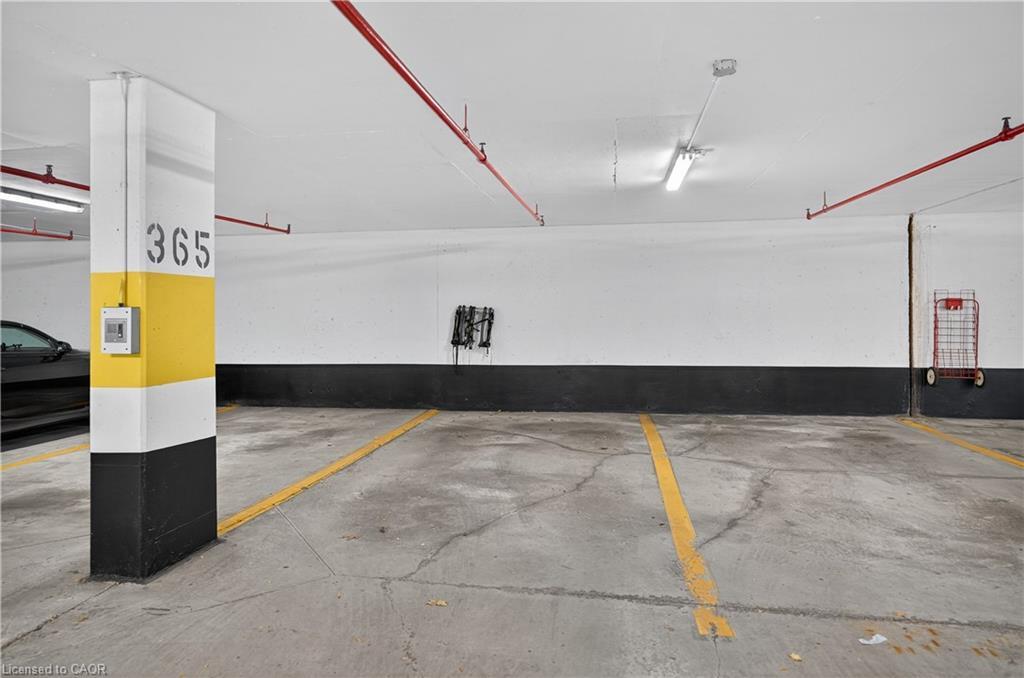 811-1276 Maple Crossing Boulevard, Burlington, ON - Indoor Photo Showing Garage