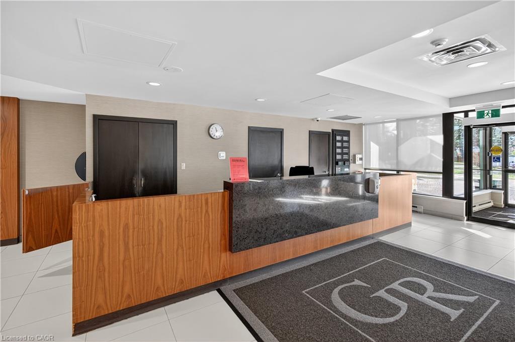 811-1276 Maple Crossing Boulevard, Burlington, ON - Indoor Photo Showing Other Room