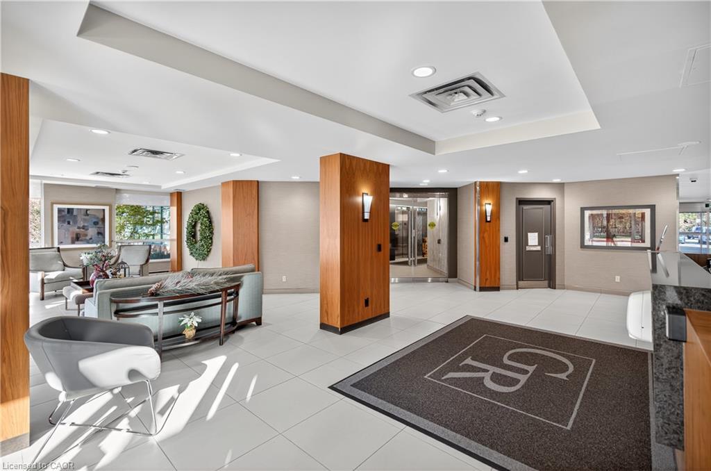 811-1276 Maple Crossing Boulevard, Burlington, ON - Indoor Photo Showing Other Room