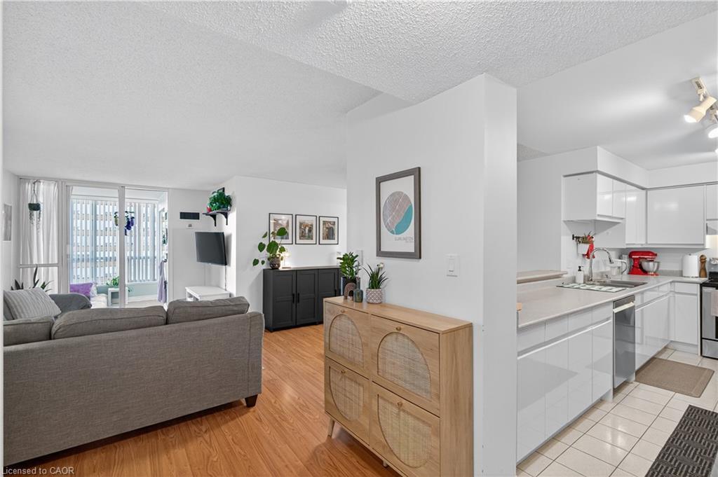 811-1276 Maple Crossing Boulevard, Burlington, ON - Indoor