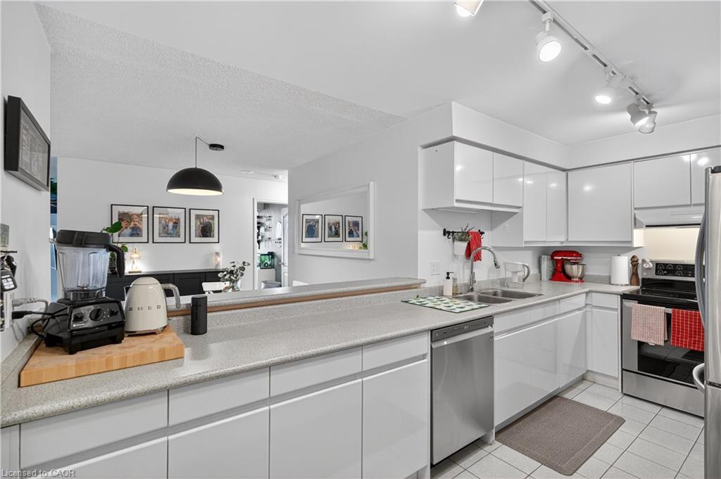 811-1276 Maple Crossing Boulevard, Burlington, ON - Indoor Photo Showing Kitchen