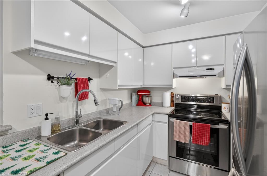 811-1276 Maple Crossing Boulevard, Burlington, ON - Indoor Photo Showing Kitchen With Double Sink