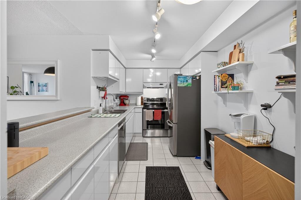 811-1276 Maple Crossing Boulevard, Burlington, ON - Indoor Photo Showing Kitchen With Double Sink