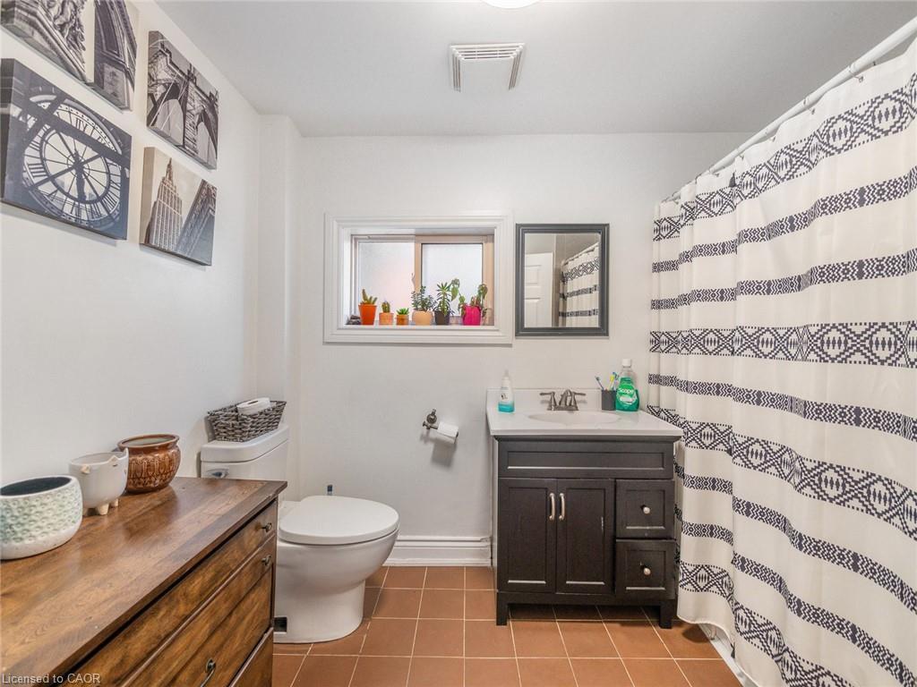 58 Woodland Avenue, St. Catharines, ON - Indoor Photo Showing Bathroom