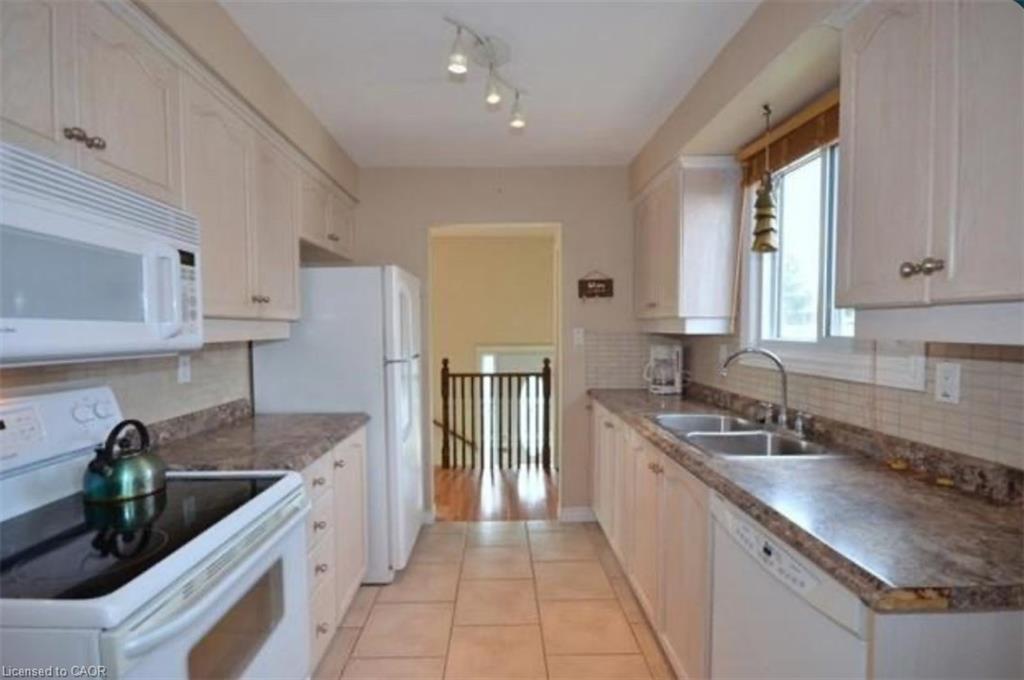 370 East 24Th Street, Hamilton, ON - Indoor Photo Showing Kitchen With Double Sink