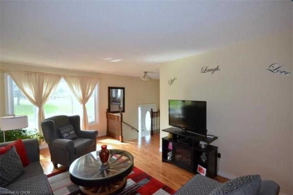 370 East 24Th Street, Hamilton, ON - Indoor Photo Showing Living Room