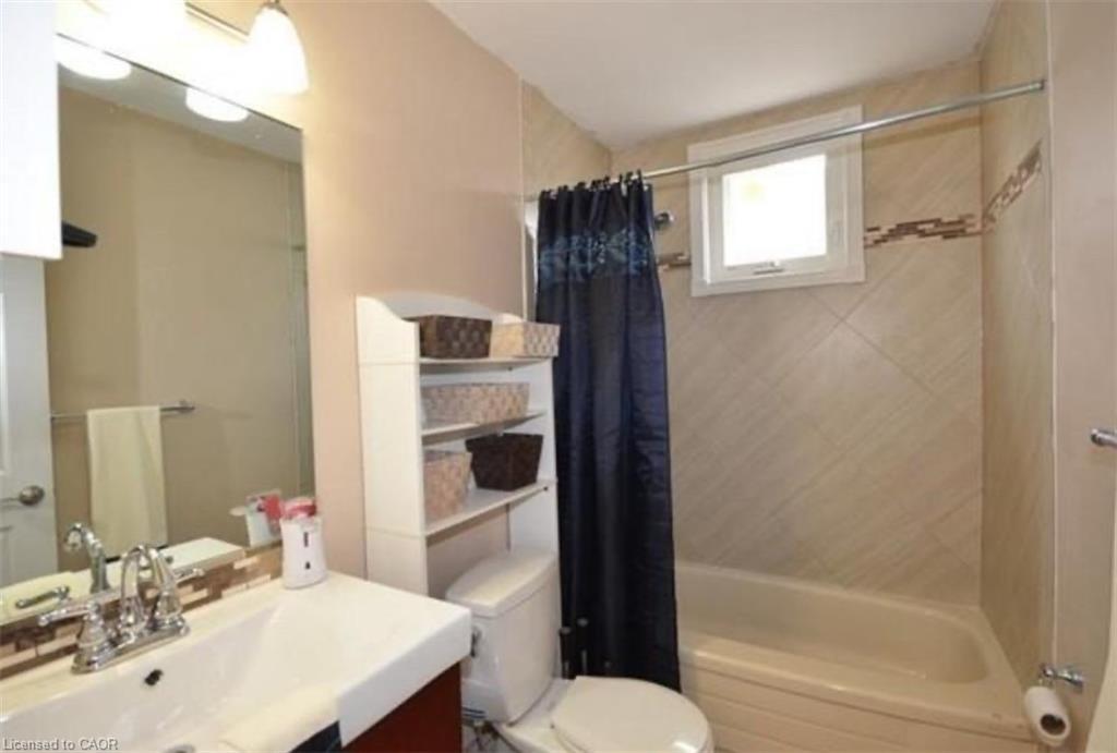 370 East 24Th Street, Hamilton, ON - Indoor Photo Showing Bathroom