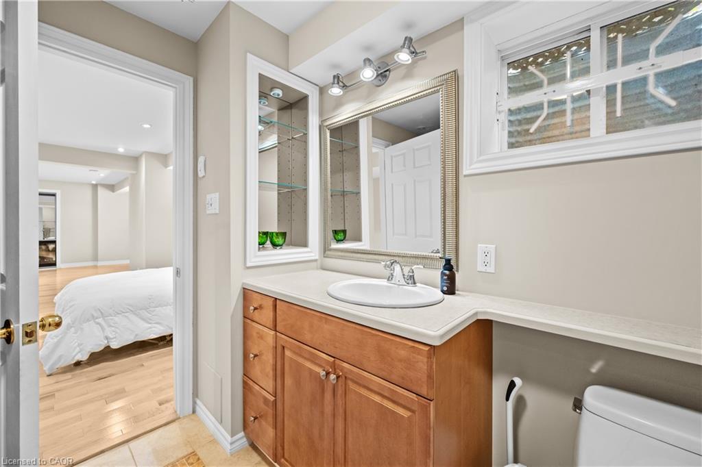 2531 Hogan Court, Burlington, ON - Indoor Photo Showing Bathroom