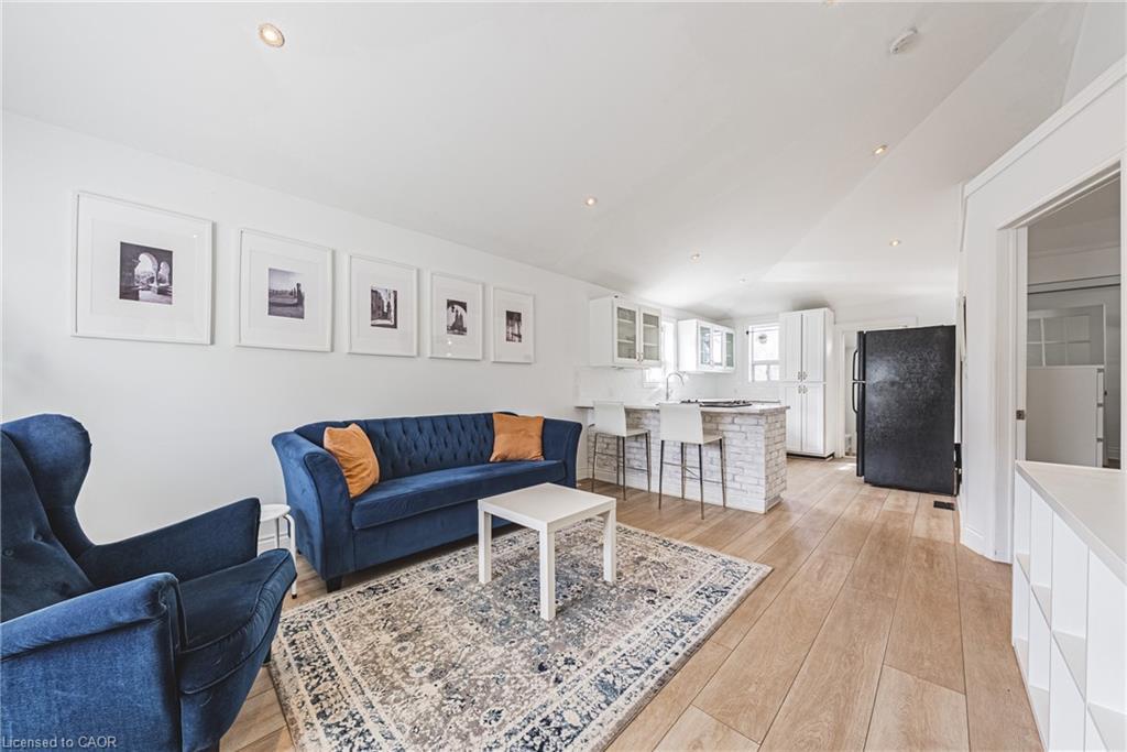 258 West 19Th Street, Hamilton, ON - Indoor Photo Showing Living Room