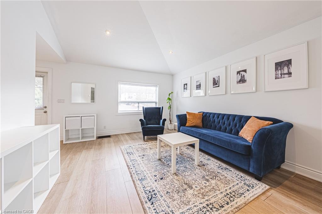 258 West 19Th Street, Hamilton, ON - Indoor Photo Showing Living Room