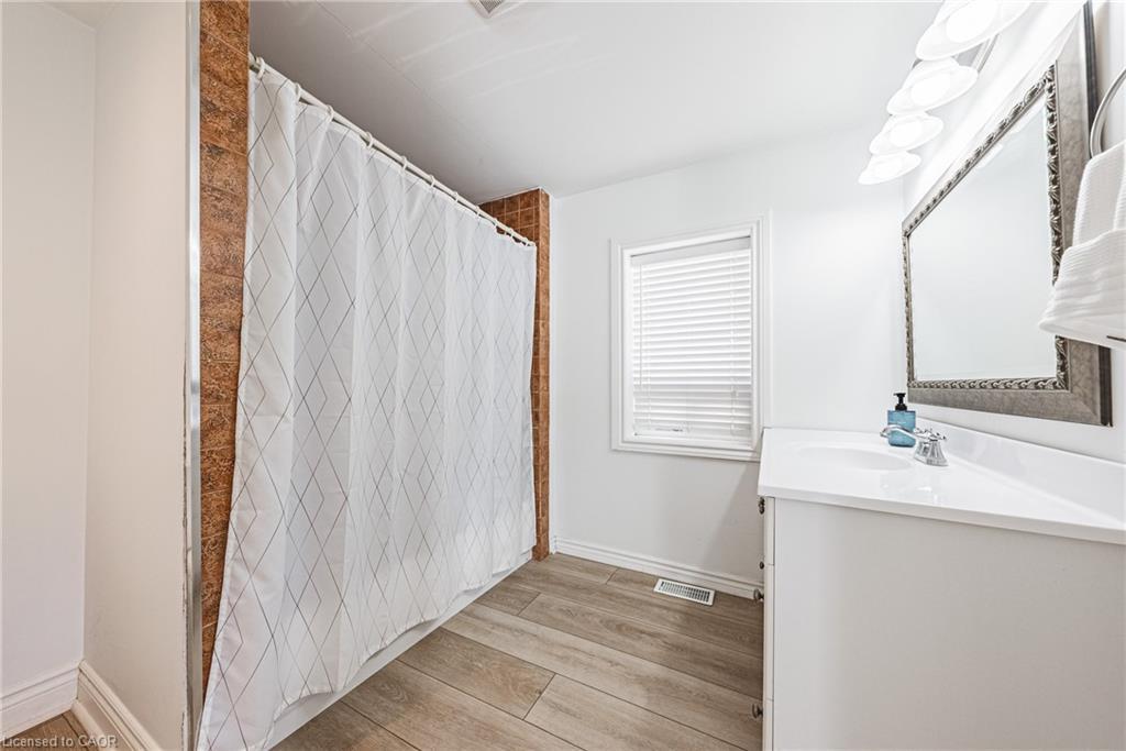 258 West 19Th Street, Hamilton, ON - Indoor Photo Showing Bathroom
