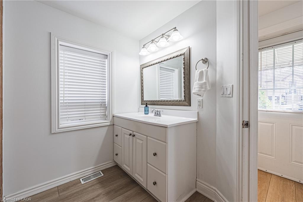 258 West 19Th Street, Hamilton, ON - Indoor Photo Showing Bathroom