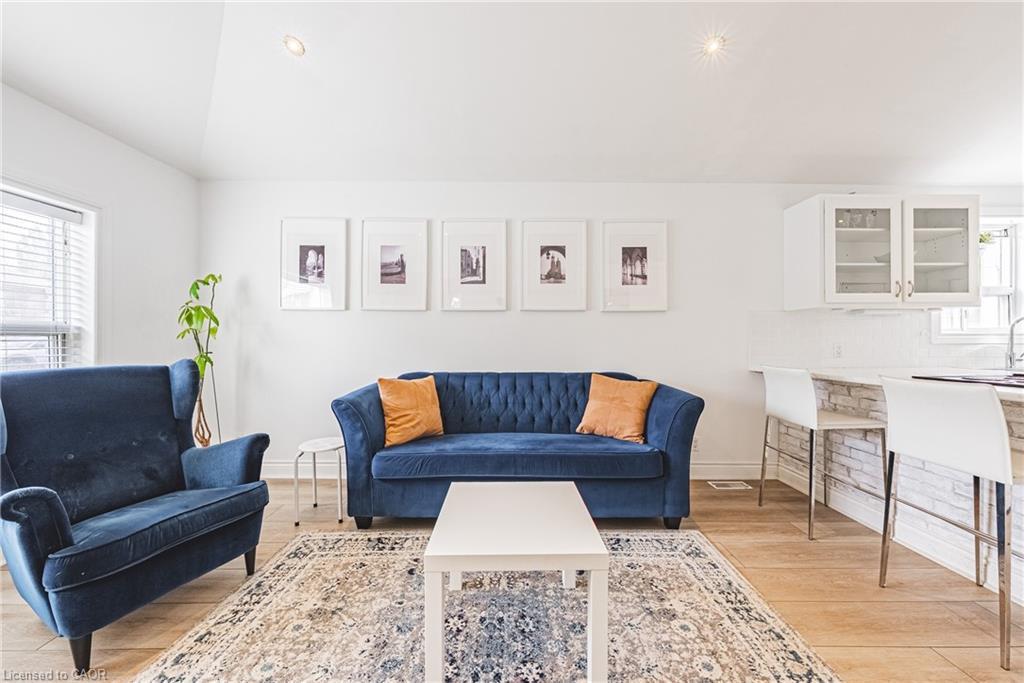 258 West 19Th Street, Hamilton, ON - Indoor Photo Showing Living Room