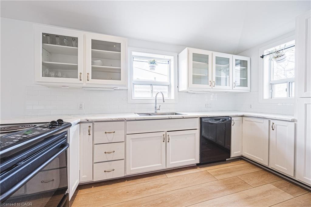 258 West 19Th Street, Hamilton, ON - Indoor Photo Showing Kitchen