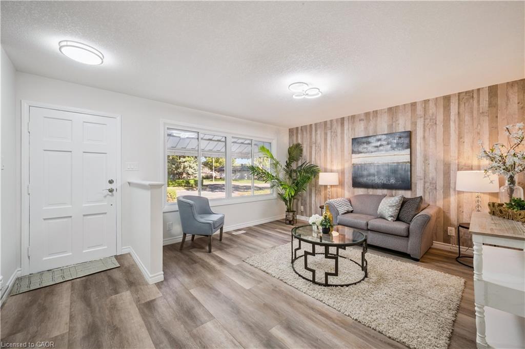 179 Traynor Avenue, Kitchener, ON - Indoor Photo Showing Living Room