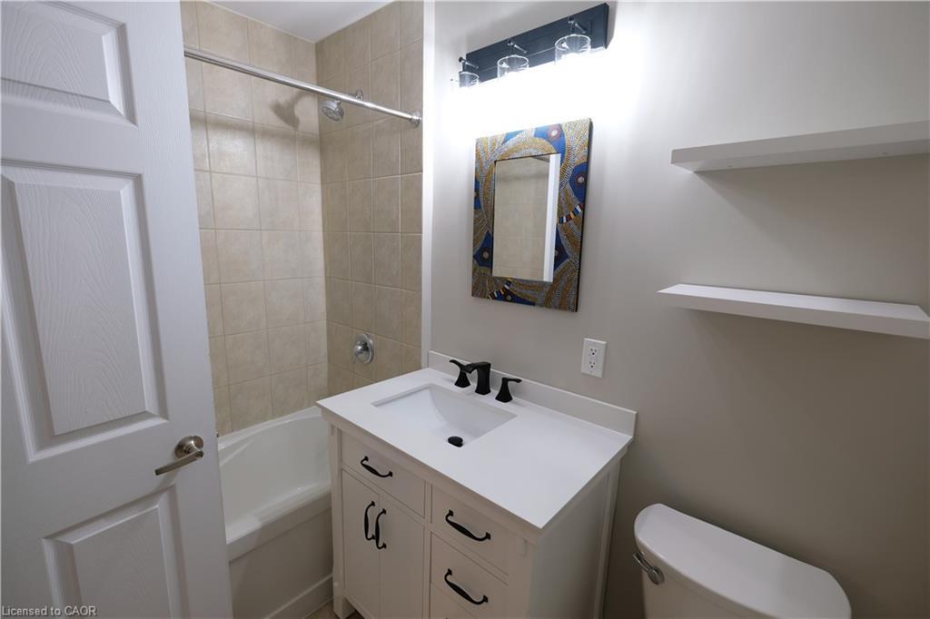 302-2 Colonial Drive, Guelph, ON - Indoor Photo Showing Bathroom