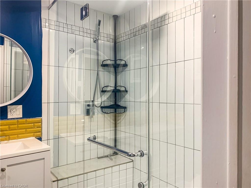 2 Upper-148 Grant Avenue, Hamilton, ON - Indoor Photo Showing Bathroom