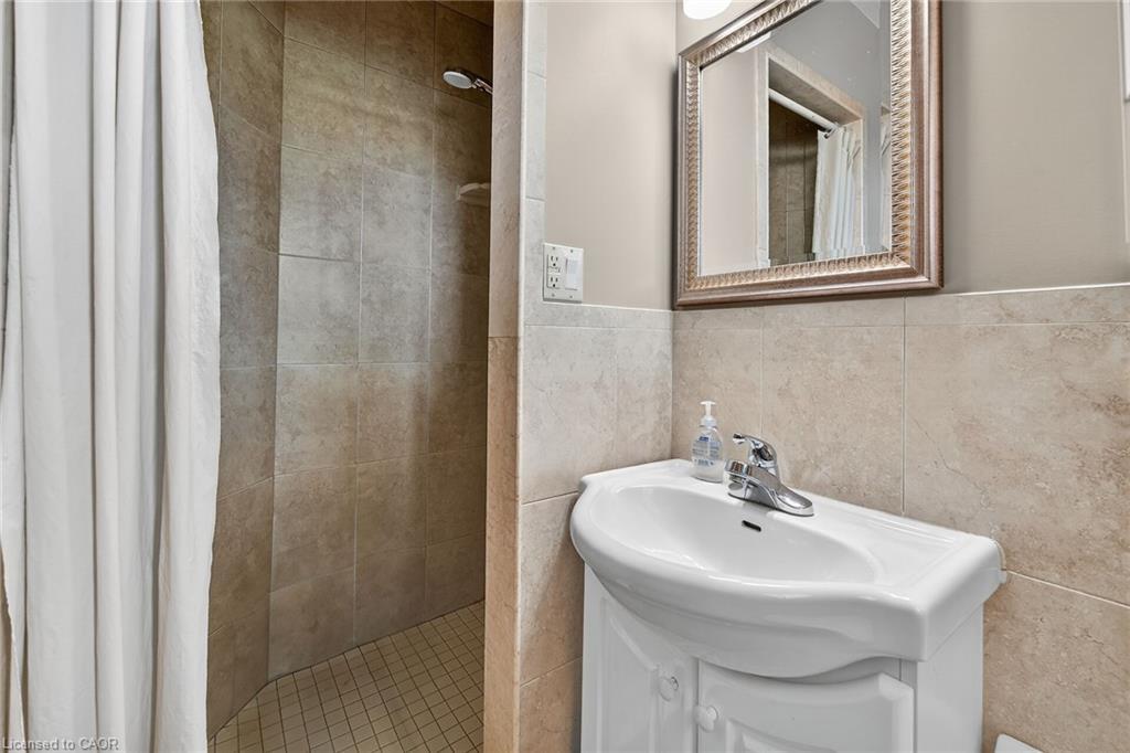 5 Third Road E, Stoney Creek, ON - Indoor Photo Showing Bathroom