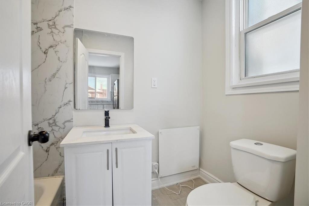 510 Britannia Avenue, Hamilton, ON - Indoor Photo Showing Bathroom
