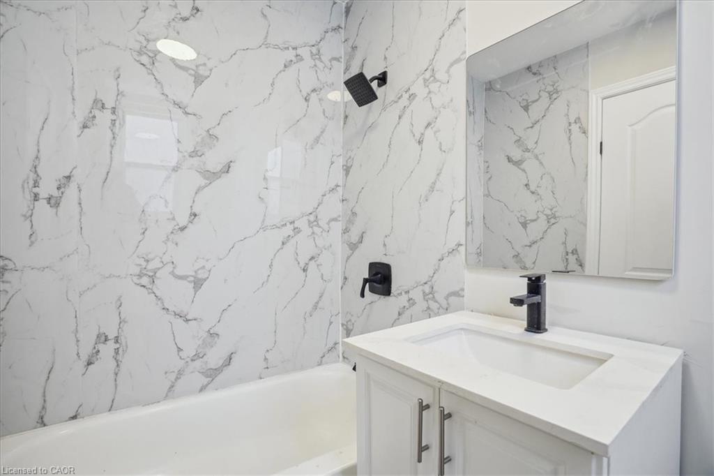 510 Britannia Avenue, Hamilton, ON - Indoor Photo Showing Bathroom