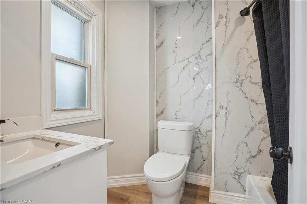510 Britannia Avenue, Hamilton, ON - Indoor Photo Showing Bathroom