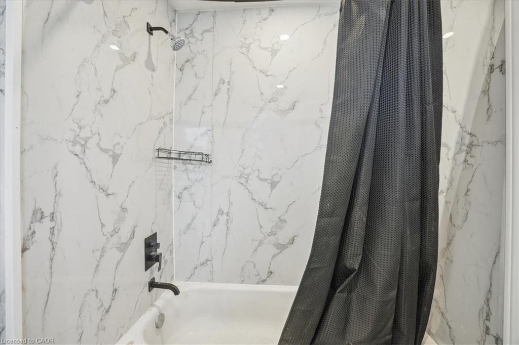 510 Britannia Avenue, Hamilton, ON - Indoor Photo Showing Bathroom