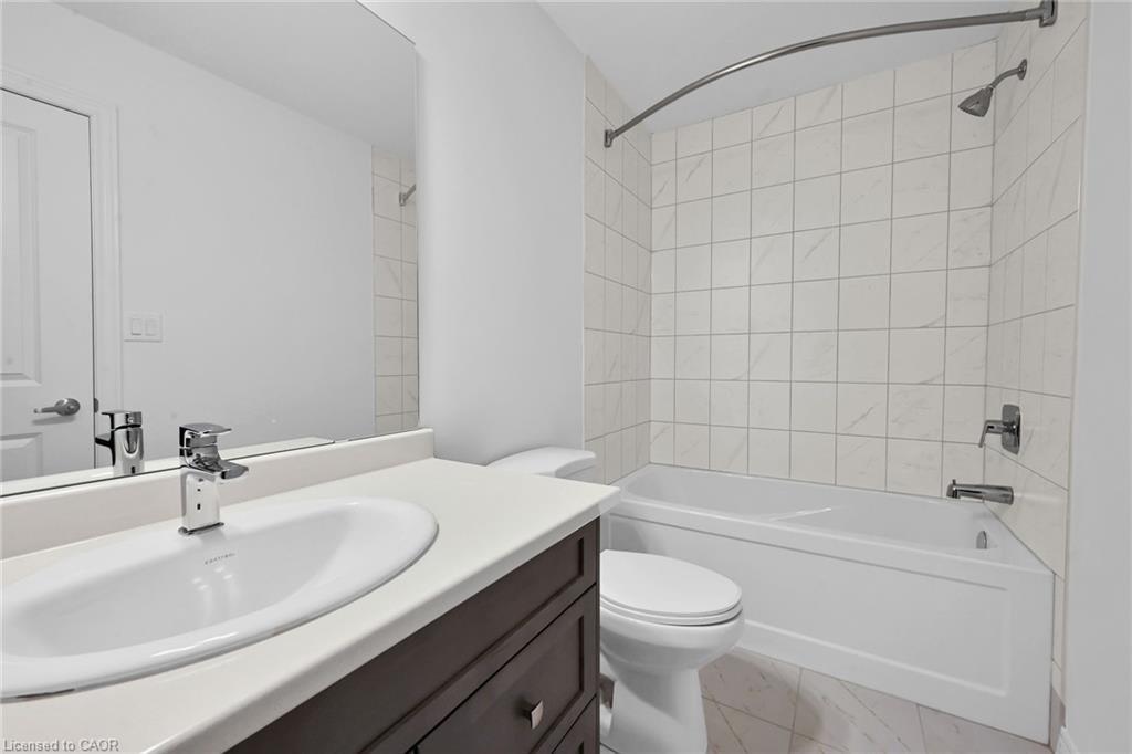 35-120 Court Drive, Paris, ON - Indoor Photo Showing Bathroom