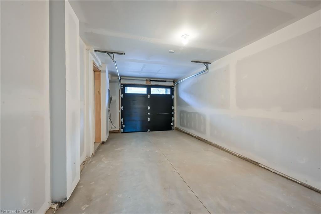 35-120 Court Drive, Paris, ON - Indoor Photo Showing Garage