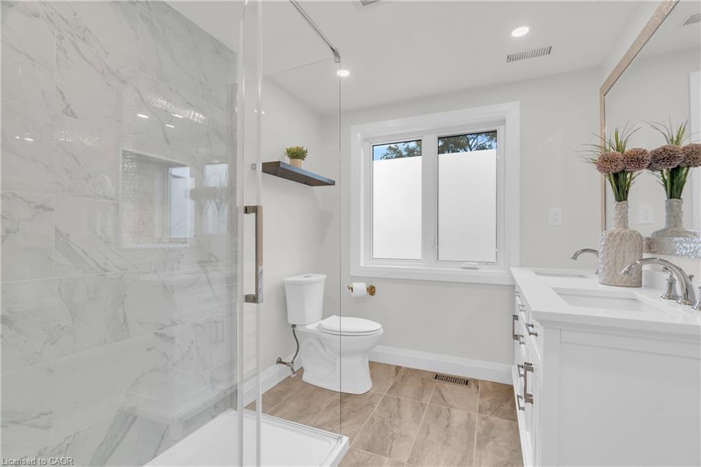 2-22 Ash Street, Kitchener, ON - Indoor Photo Showing Bathroom