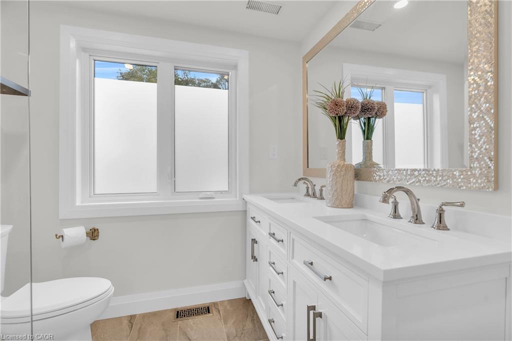 2-22 Ash Street, Kitchener, ON - Indoor Photo Showing Bathroom