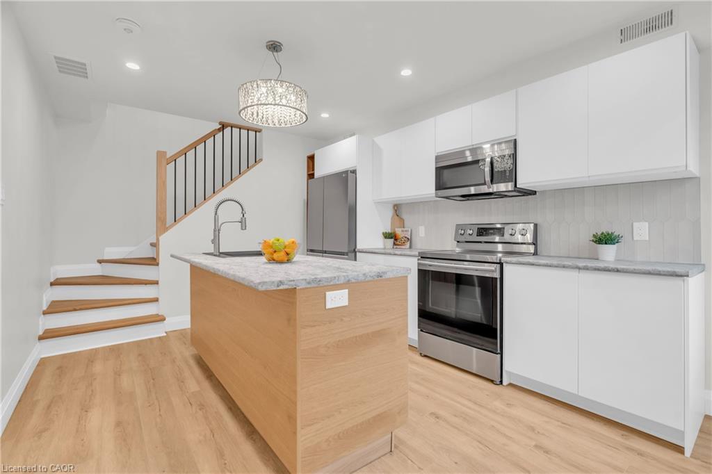2-22 Ash Street, Kitchener, ON - Indoor Photo Showing Kitchen