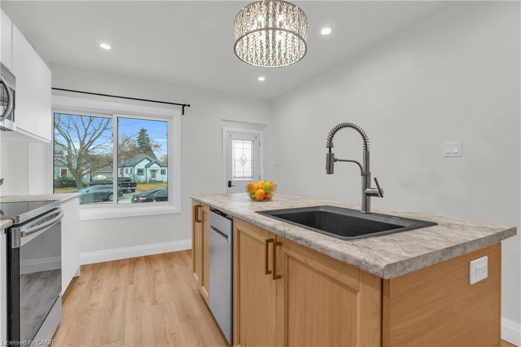 2-22 Ash Street, Kitchener, ON - Indoor Photo Showing Kitchen With Upgraded Kitchen