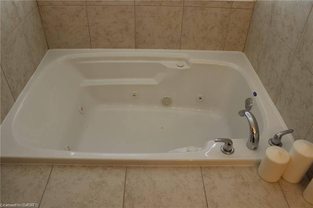 4210 Saunders Crescent, Burlington, ON - Indoor Photo Showing Bathroom