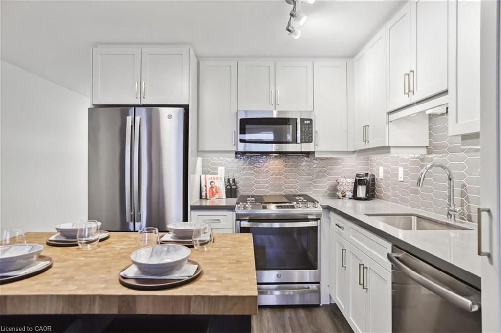 1201-2007 James Street, Burlington, ON - Indoor Photo Showing Kitchen With Upgraded Kitchen