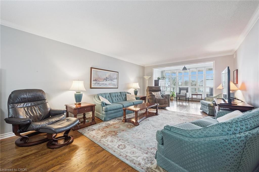 406-2 Lancaster Street E, Kitchener, ON - Indoor Photo Showing Living Room