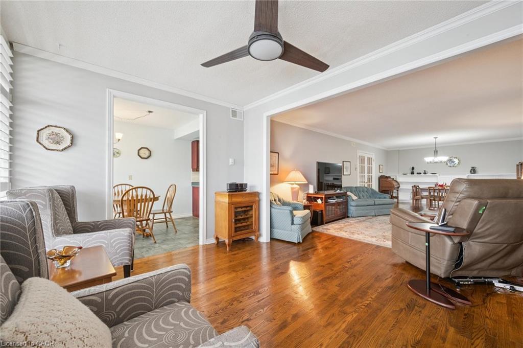 406-2 Lancaster Street E, Kitchener, ON - Indoor Photo Showing Living Room