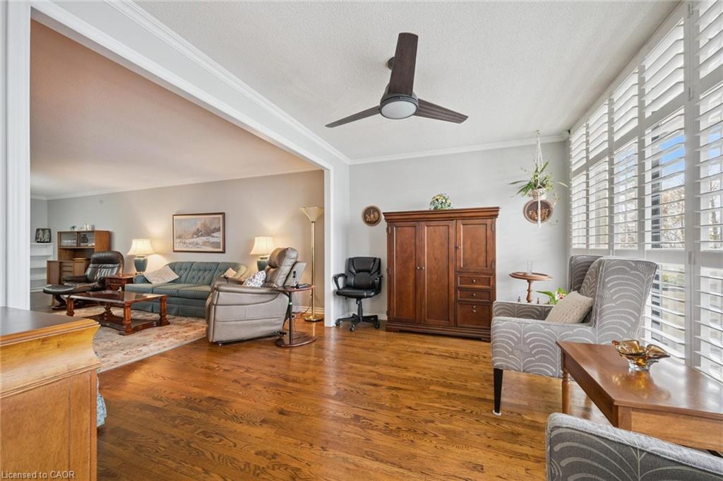 406-2 Lancaster Street E, Kitchener, ON - Indoor Photo Showing Living Room