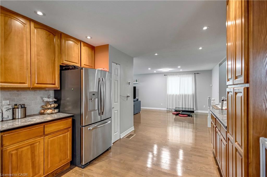 18 Rosewell Street, Hamilton, ON - Indoor Photo Showing Kitchen