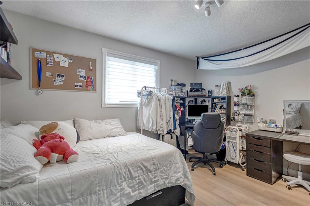 18 Rosewell Street, Hamilton, ON - Indoor Photo Showing Bedroom