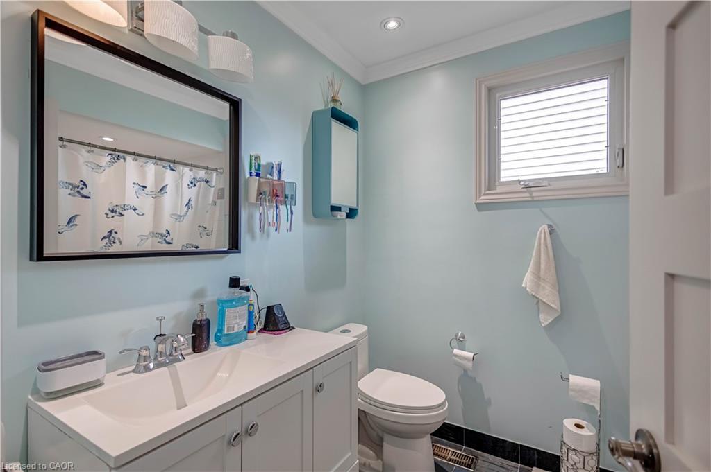 18 Rosewell Street, Hamilton, ON - Indoor Photo Showing Bathroom
