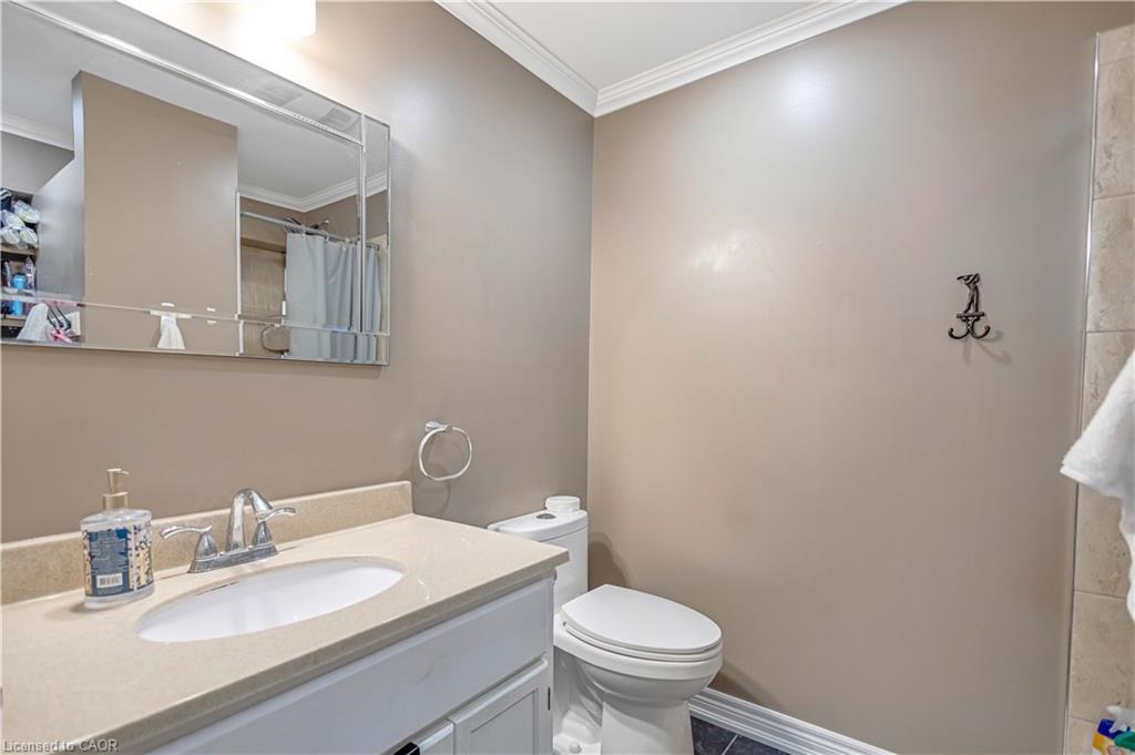 18 Rosewell Street, Hamilton, ON - Indoor Photo Showing Bathroom