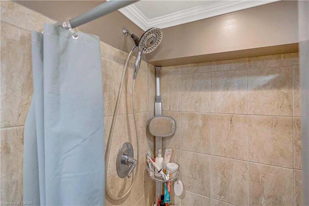 18 Rosewell Street, Hamilton, ON - Indoor Photo Showing Bathroom