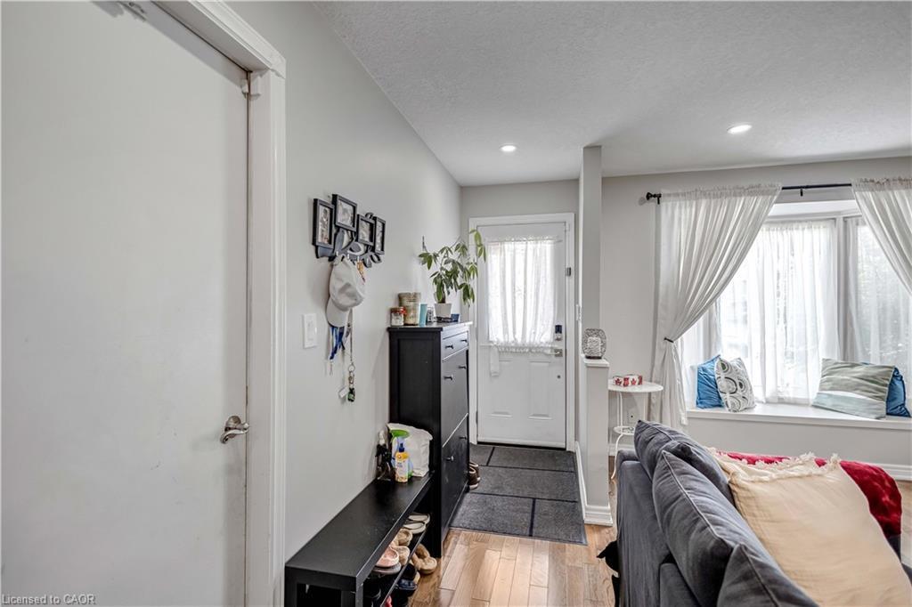 18 Rosewell Street, Hamilton, ON - Indoor Photo Showing Other Room