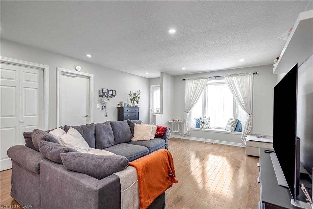 18 Rosewell Street, Hamilton, ON - Indoor Photo Showing Living Room