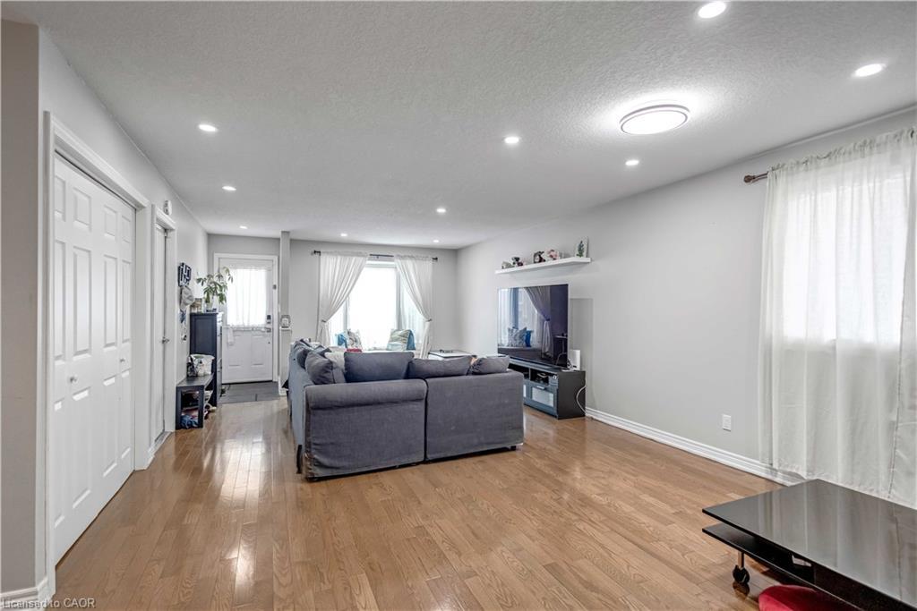 18 Rosewell Street, Hamilton, ON - Indoor Photo Showing Living Room