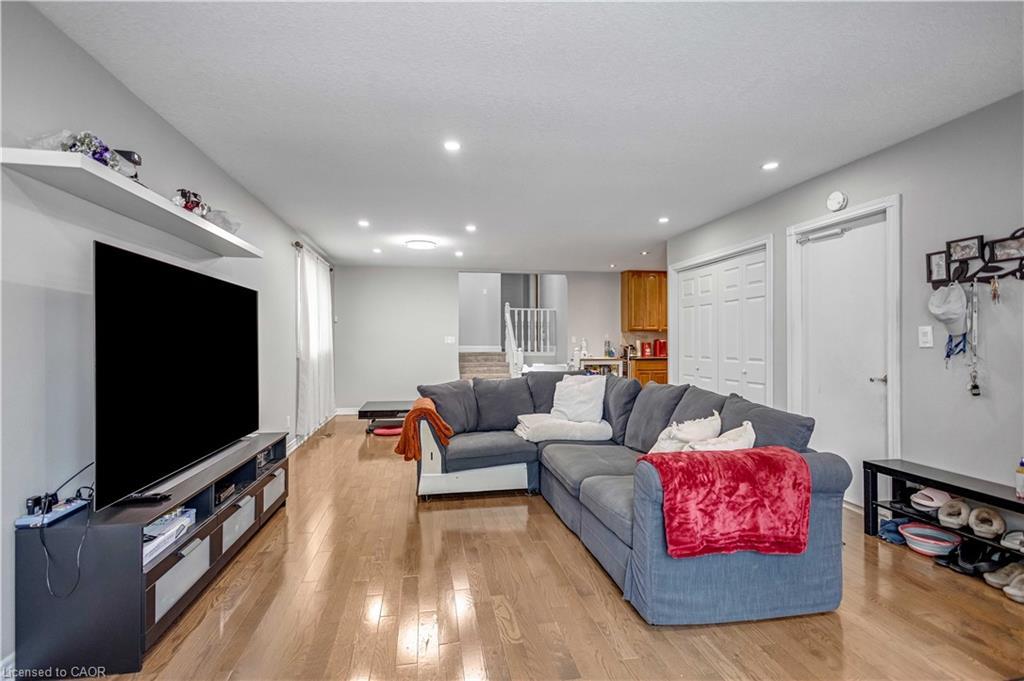 18 Rosewell Street, Hamilton, ON - Indoor Photo Showing Living Room