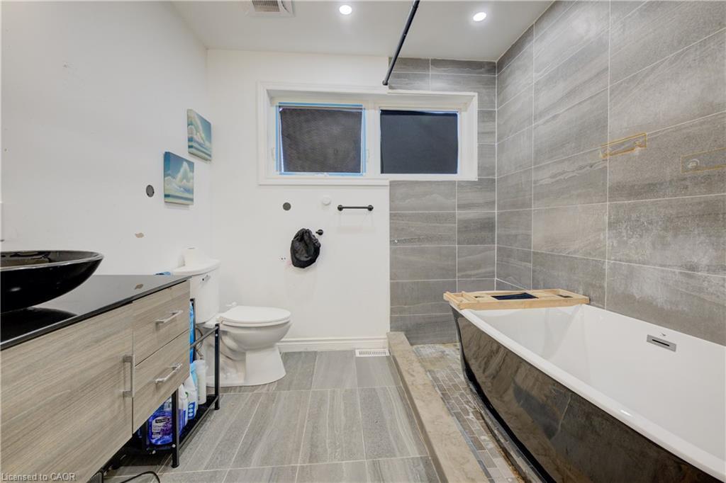 31 Bonfair Court, Kitchener, ON - Indoor Photo Showing Bathroom