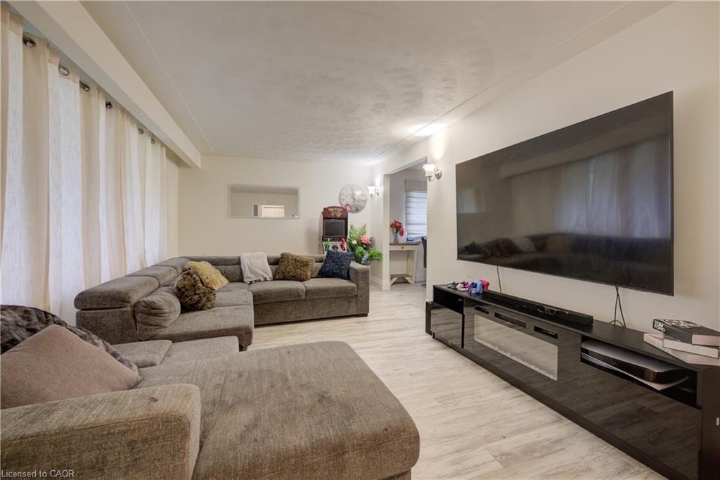 31 Bonfair Court, Kitchener, ON - Indoor Photo Showing Living Room